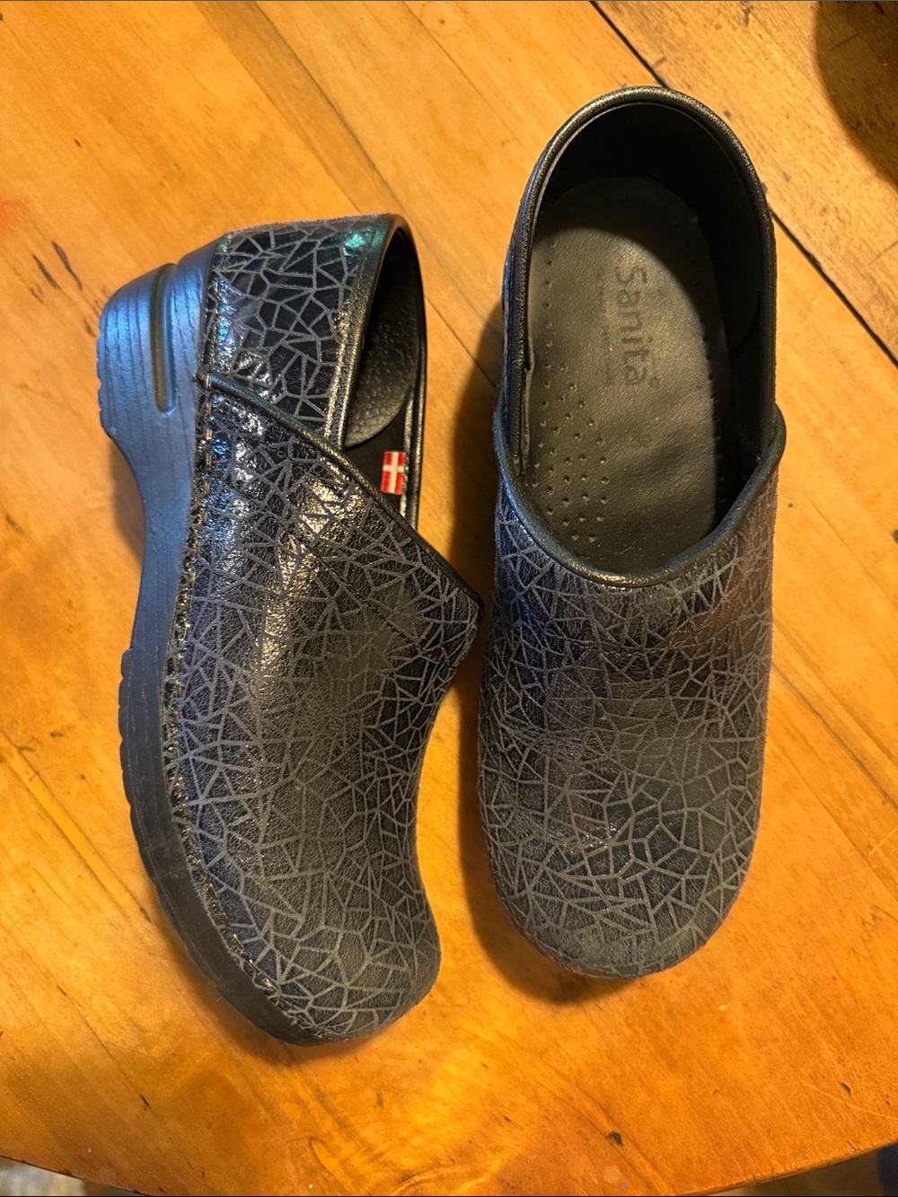 Sanita Women’s Blue Mosaic-Texture Slip-On Clogs